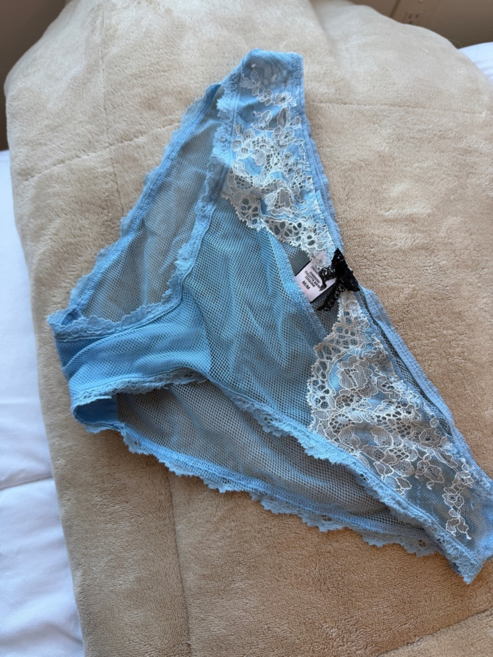Victoria's Secret Blue Lace Push-Up Bra with Cream Lace and Black Bow - Picture 7 of 9